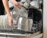 Panela de inox saiu manchada da lava-louças, o que fazer agora? Um ingrediente que todo mundo tem resolve o problema