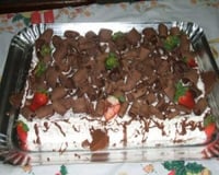 Bolo de chocolate com recheio de flocos e creme com morangos