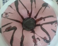 Pudim gelado de morango com calda de chocolate