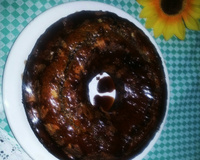 Bolo simples de liquidificador com cobertura de chocolate