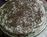 Bolo fofinho de chocolate com cobertura cremosa.