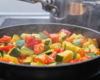 Essa receita de abobrinha à mexicana que eu aprendi com a minha vizinha é gostosa e nutritiva, perfeita para marmita!