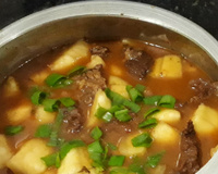 Carne cozida na panela de pressão com aipim