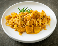 Precisando de um jantar fácil? Esse macarrão com molho de abóbora fica pronto em 20 minutos