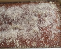 Bolo simples com calda de coco