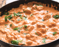 Panelão de strogonoff de frango para a família inteira repetir sem culpa (e sem faltar!): vem que eu te ensino a receita fácil!