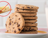 Desde que aprendi a fazer cookie sem manteiga quase nunca sobra quando tiro do forno; é menos gorduroso, mas muito macio!