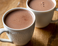 Enquanto o frio não vai embora eu sigo fazendo esse chocolate quente vegano: receita cremosa é fácil de fazer e tão saborosa quanto a tradicional