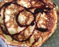 Panqueca americana com calda de chocolate