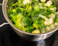 Nunca cozinhe brócolis ou couve-flor da forma tradicional: eles ficam mais saborosos e com menos cheiro forte se você usar apenas um ingrediente.