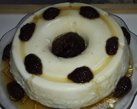 Manjar branco com calda de ameixas