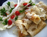 Rigatoni Giganti recheado com mossarela de búfala e shitake, ao molho de queijos e ervas