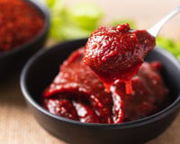 Gochujang é a pasta de pimenta coreana que vai incrementar suas refeições: saiba do que é feita e como usar em vários pratos