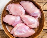 Fazer o frango assim é a melhor solução para quem não tem paciência para desossar