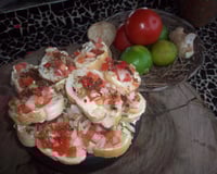 Torrada com vinagrete e queijo