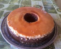 Bolo de chocolate com pudim de leite condensado