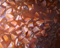 Molho de cachorro quente com carne moída, salsicha e bacon