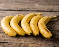 Não embrulhe em papel-alumínio nem pendure em ganchos: veja como conservar bananas por duas semanas sem que amadureçam