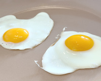 Eu testei fritar ovos com leite e entendi por que tanta gente recomenda, agora só faço assim