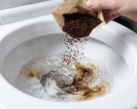 Parece inusitado, mas o hábito de descartar borra de café no vaso sanitário pode resolver um grande problema sem usar produtos químicos