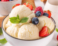 Bolas de sorvete de creme com frutas em uma tigela