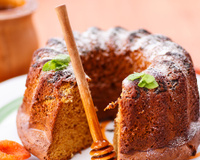 Receita de bolo de mel simples, fofinho e fácil de preparar: sucesso garantido no café da tarde