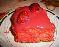 Bolo molhadinho de morango