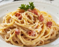 Parem tudo para ver esse macarrão com bacon: o segredo do molho branco aveludado do TudoGostoso