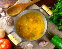 Pirão de peixe consistente com temperos diversos em uma panela