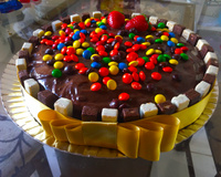 Bolo de chocolate com recheio de morango e palitinhos