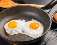 Chef japonês revela truque com água para fazer o ovo frito perfeito com gema mole