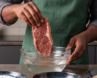 É por isso que as donas de casa mergulham a carne na água antes de fritar: TudoGostoso explica o truque