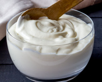 Antes de escolher entre iogurte grego e iogurte natural, leia atentamente. Qual é a opção mais saudável?