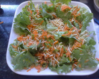 Molho de mostarda com salada de alface, cenoura e batata palha