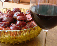 Linguiças e lentilhas verdes com salsa rossa