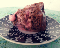 Bolo de chocolate com danone na travessa