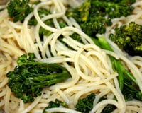 Macarrão alho e óleo e brócolis
