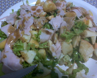 Salada de alface, maçã e peito de peru