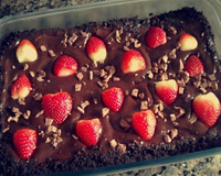 Torta de biscoito de chocolate recheado de baunilha, chocolate e morangos