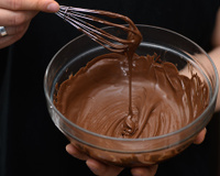 Nem brigadeiro, nem ganache: essa crema bariloche é o recheio para pavês, tortas e bolos que vai conquistar todo mundo!