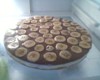 Cheesecake de banana com calda de chocolate