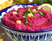 Esse petisco de beterraba que aprendi com uma chef é viciante e acaba em segundos quando faço aqui em casa