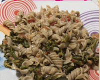 Macarrão integral ao molho de brócolis