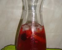 Sangria de champagne com frutos vermelhos