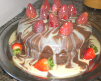 Bolo de chocolate com morangos