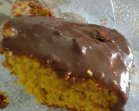 Bolo de cenoura com cobertura de chocolate