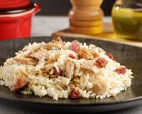 Como fazer arroz com bacon e frango desfiado em uma panela só