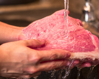 Não é apenas o frango que não pode ser lavado: o erro com carne que pode contaminar sua cozinha