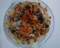 Sardinha ao forno com batata, cebola e tomate