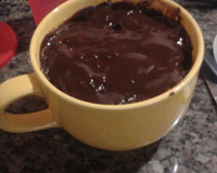 Bolo simples de caneca de micro-ondas